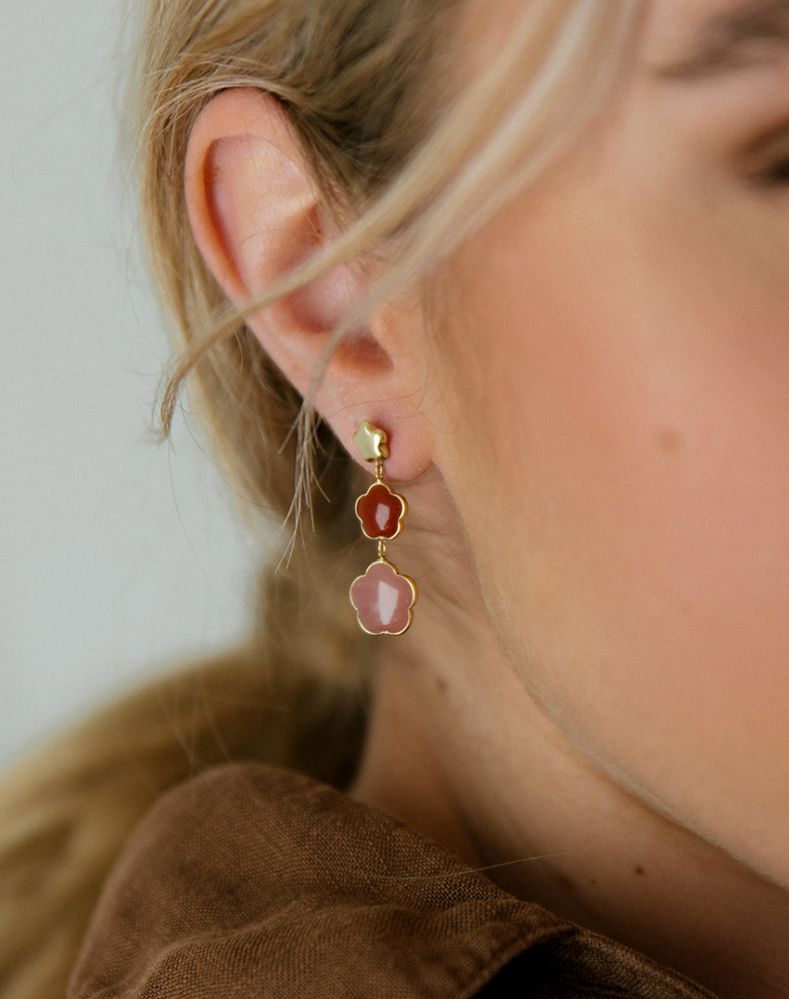 Aros de oro amarillo con carneola y calcedonia en forma de flor – Joyería multicolor