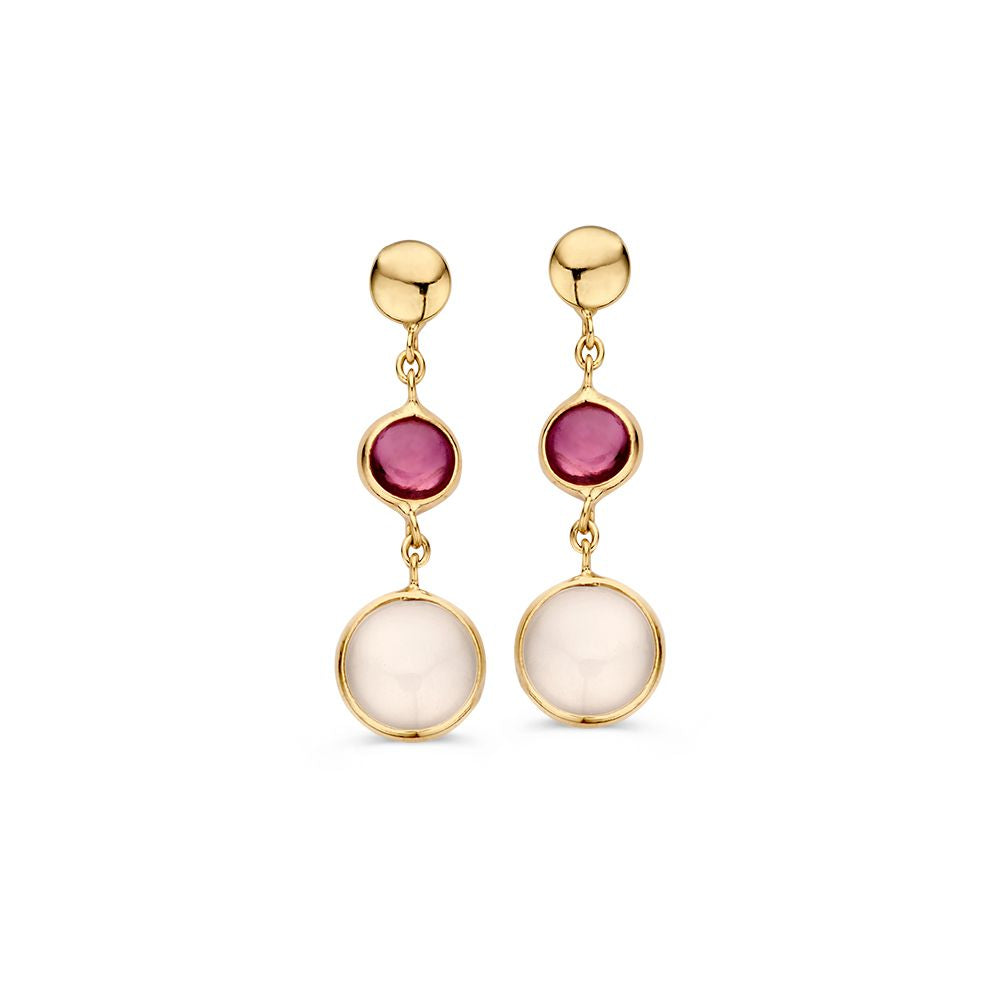 Pendientes largos dorados con rubí y piedra de luna, adornados con piedras preciosas multicolores.