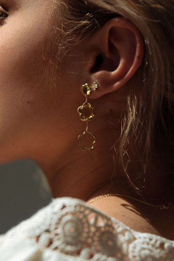 Pendientes de oro amarillo con colgante en forma de flor de cuarzo verde – Pendientes elegantes