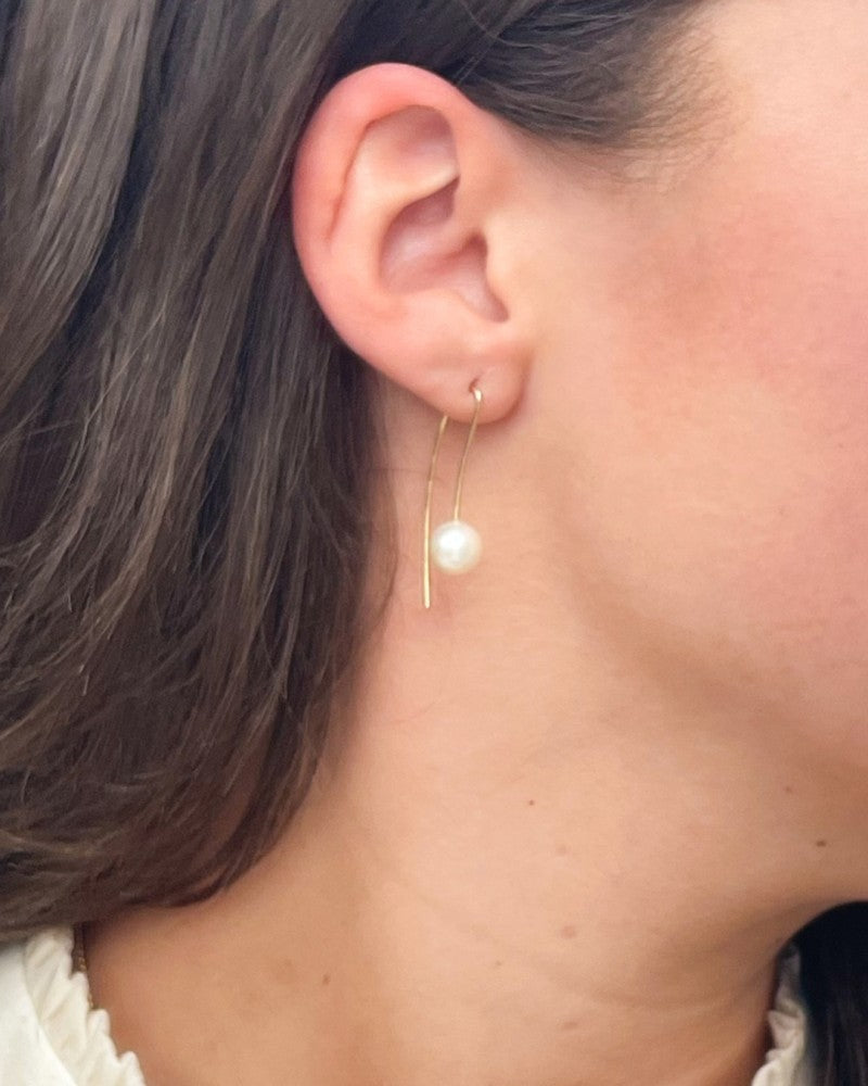 Pendientes de oro llamativos con perla en diseño elegante 14 quilates