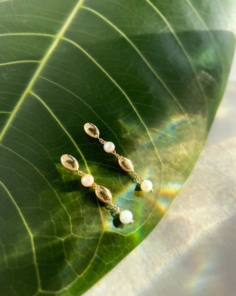 Pendientes Juguetones de Oro Amarillo con Perlas y Elementos de Oro de 14 Quilates
