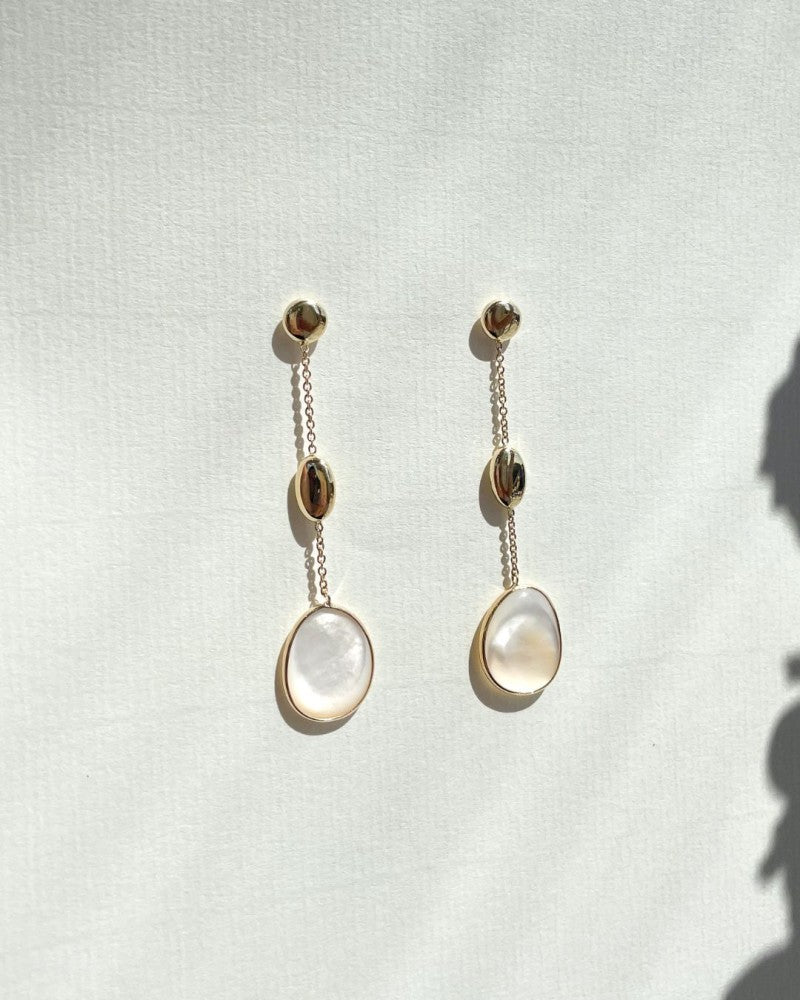 Aros de oro amarillo largos con nácar en forma orgánica 14 quilates