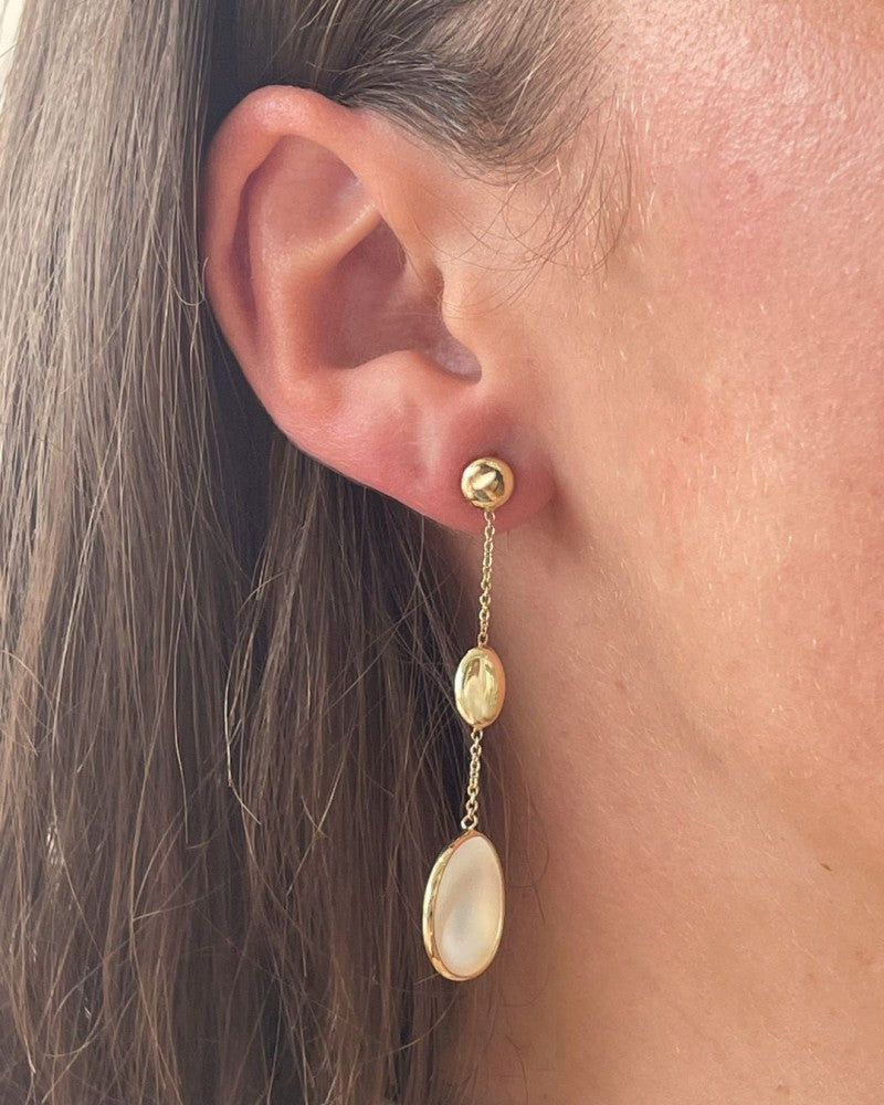 Aros de oro amarillo largos con nácar en forma orgánica 14 quilates