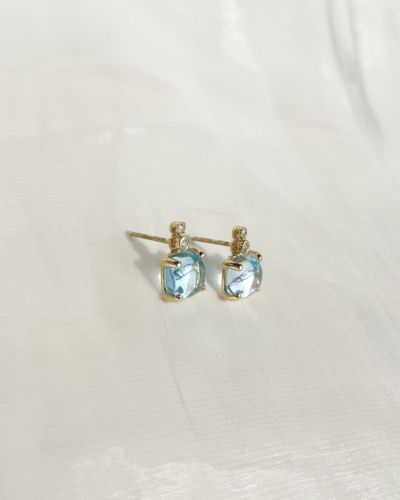 Pendientes de oro amarillo elegantes con topacio azul tallado en cabujón y diamantes de 14 quilates