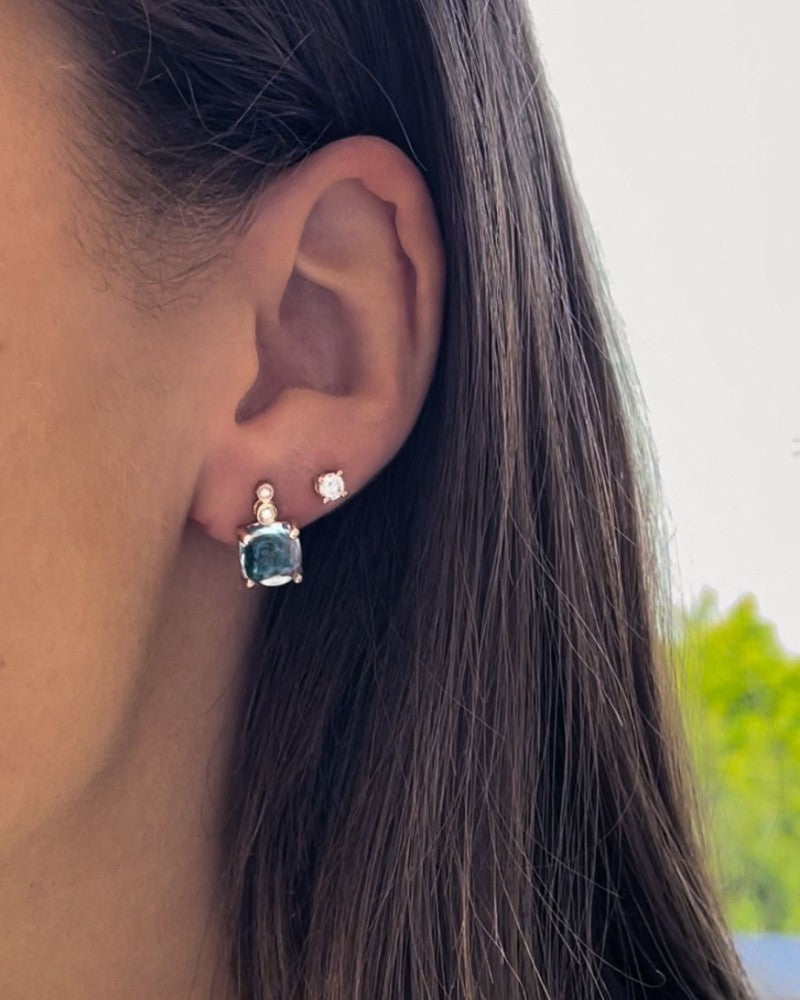 Pendientes de oro amarillo elegantes con topacio azul tallado en cabujón y diamantes de 14 quilates