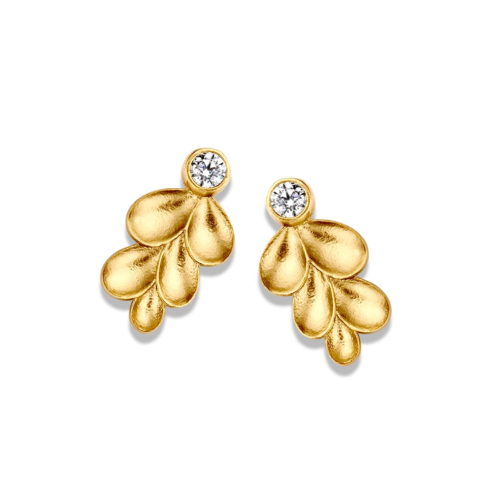 Pendientes de oro amarillo con diseño de hojas y circonitas.