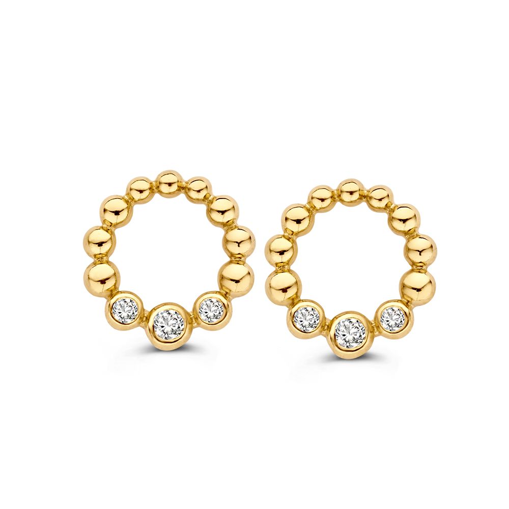 Pendientes de aro dorados con diseño juguetón, adornados con circonitas brillantes.
