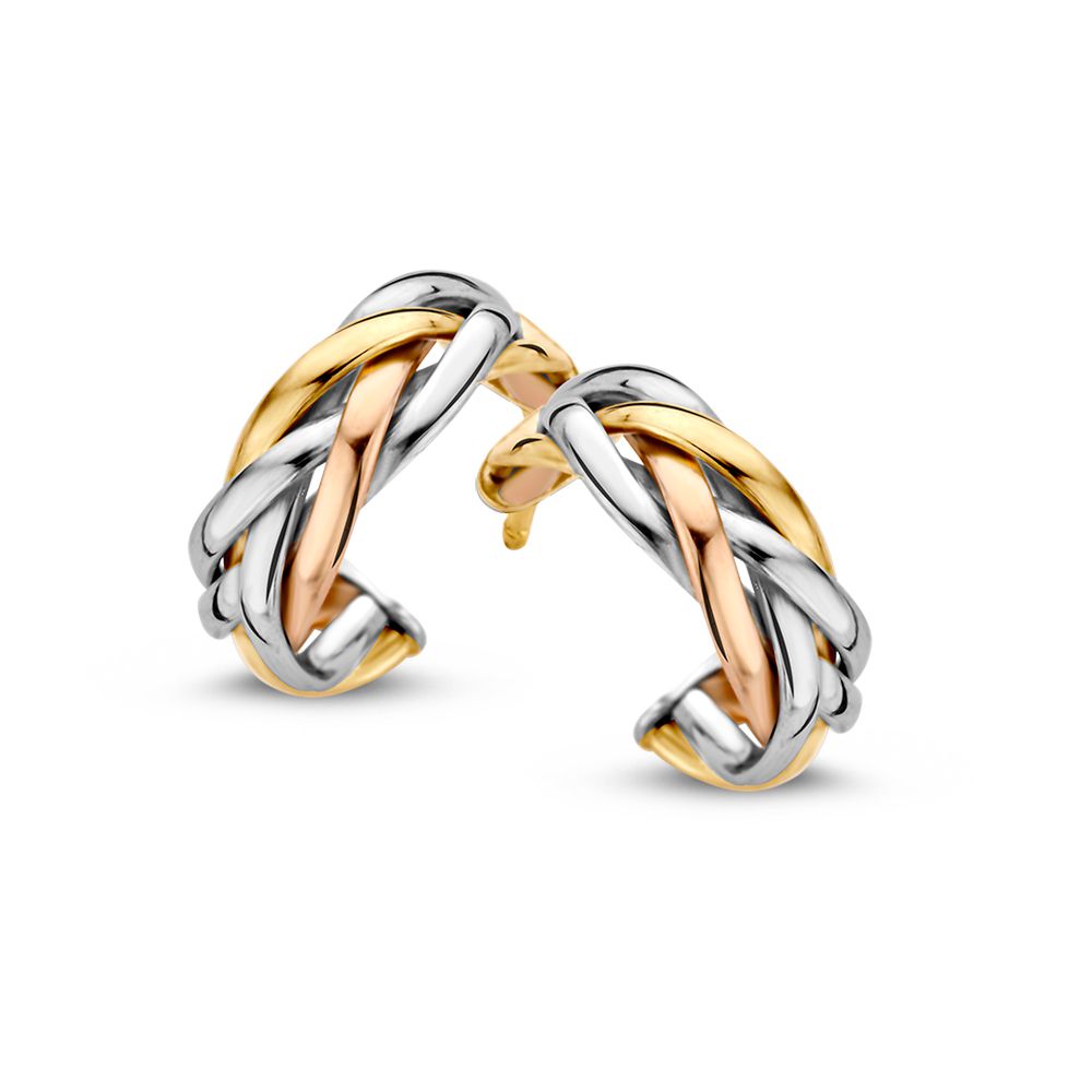 Pendientes tricolores de oro de 14 quilates con un diseño entrelazado en tres tonos.