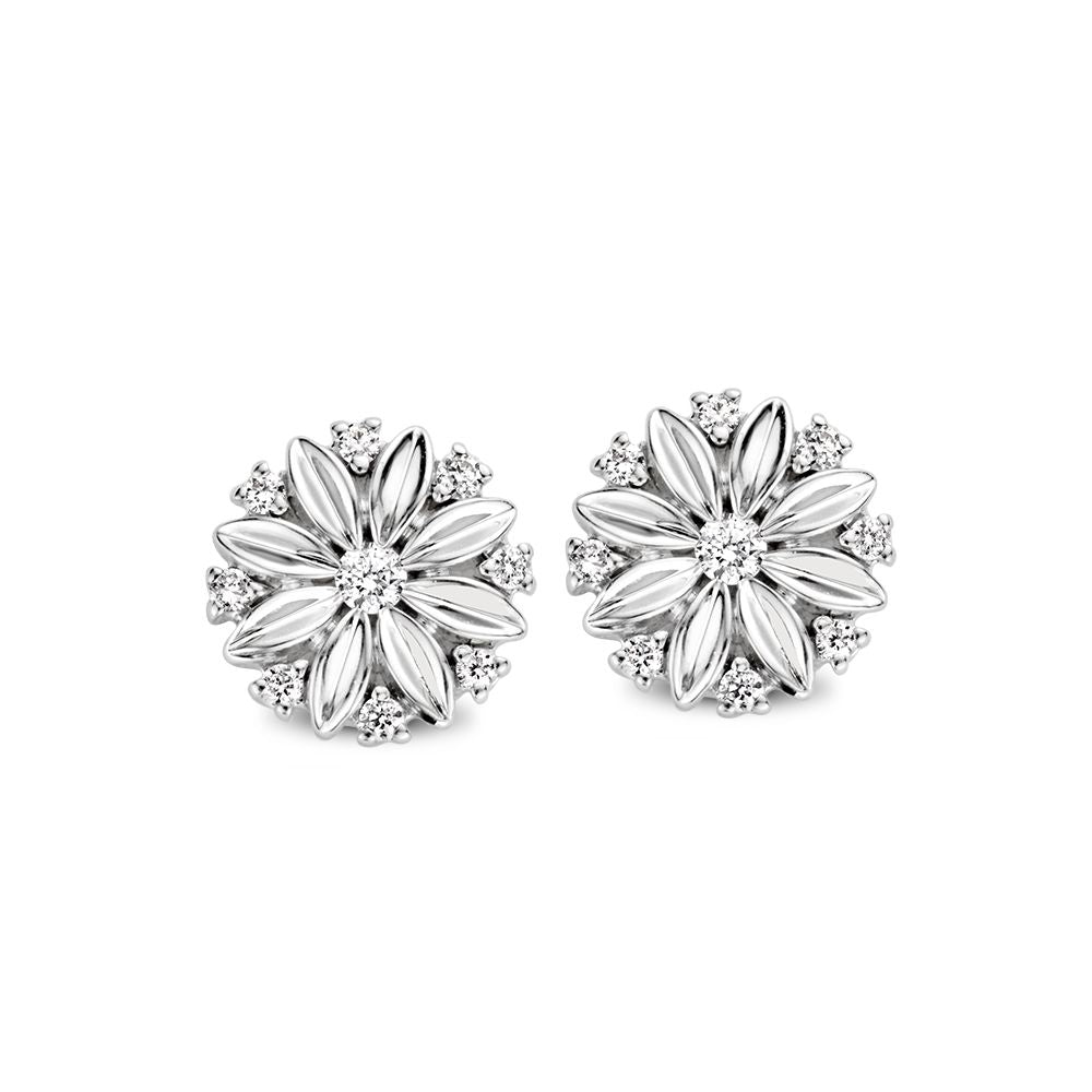 Pendientes de oro blanco con diamantes, diseño floral y acabado brillante.