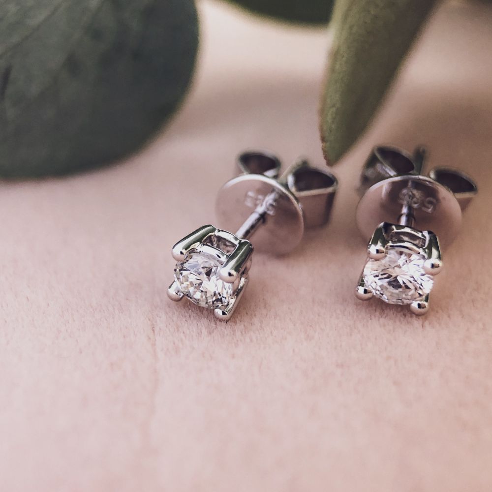 Pendientes de botón de oro blanco 14 quilates con 2x 0,10ct diamantes brillantes