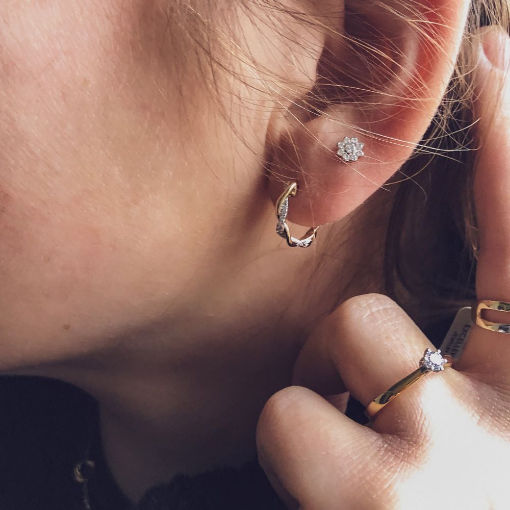 Aros de oro blanco con diamante en engaste clásico – 14 quilates, 0.26 ct brillante