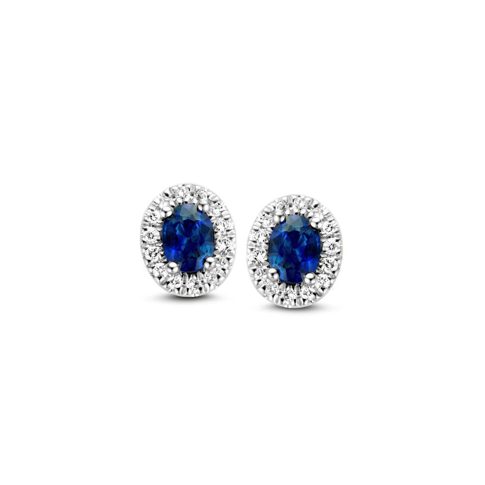 Pendientes de oro blanco con zafiros azules y diamantes, en forma ovalada y con un diseño brillante.