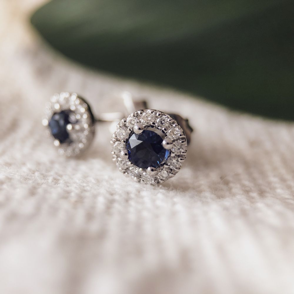 Aros de oro blanco con zafiro y diamante – 14 quilates, corte brillante