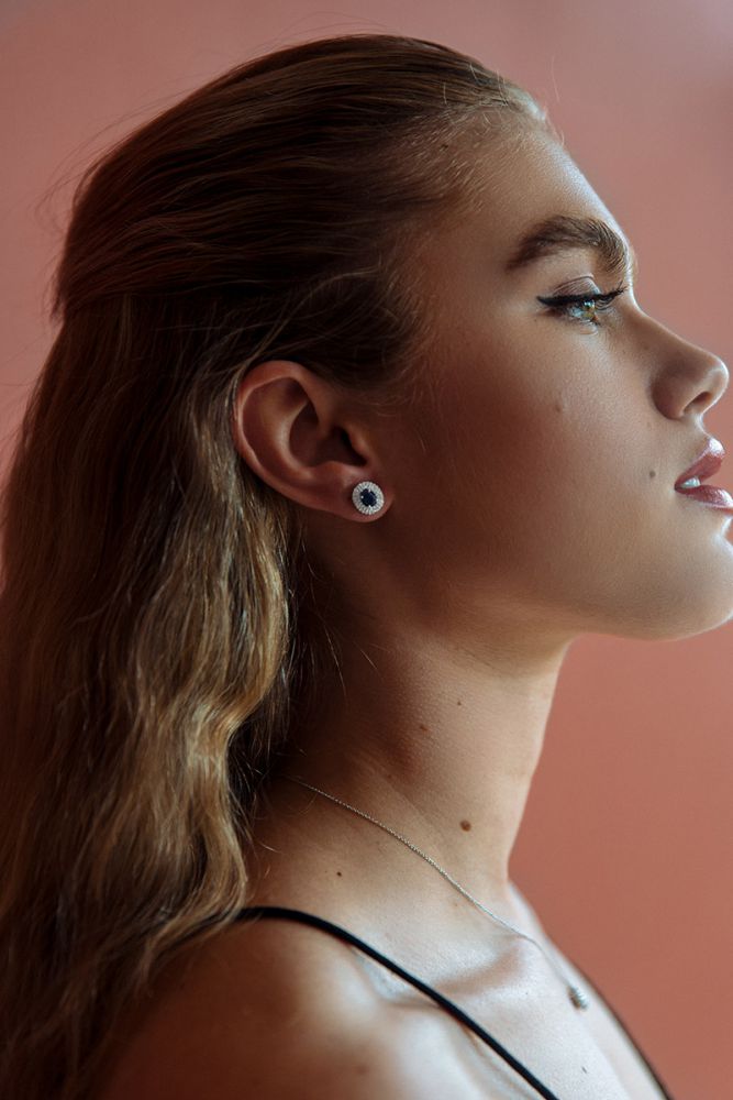 Aros de oro blanco con zafiro azul y diamante
