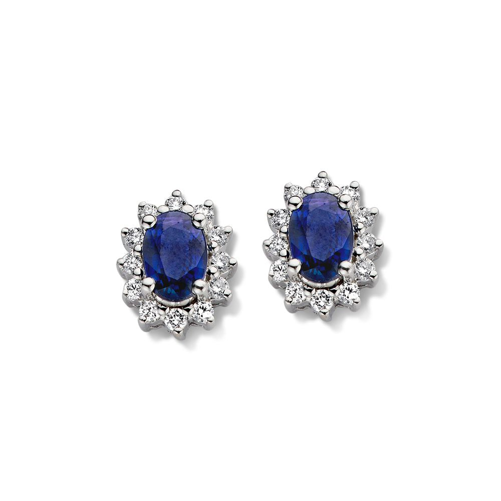 Pendientes de oro blanco con zafiros en forma ovalada y diamantes brillantes alrededor.