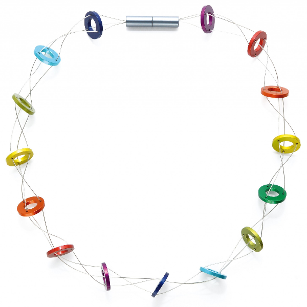 Collar de círculos de colores en tonos vibrantes, con detalles metálicos y diseño moderno.