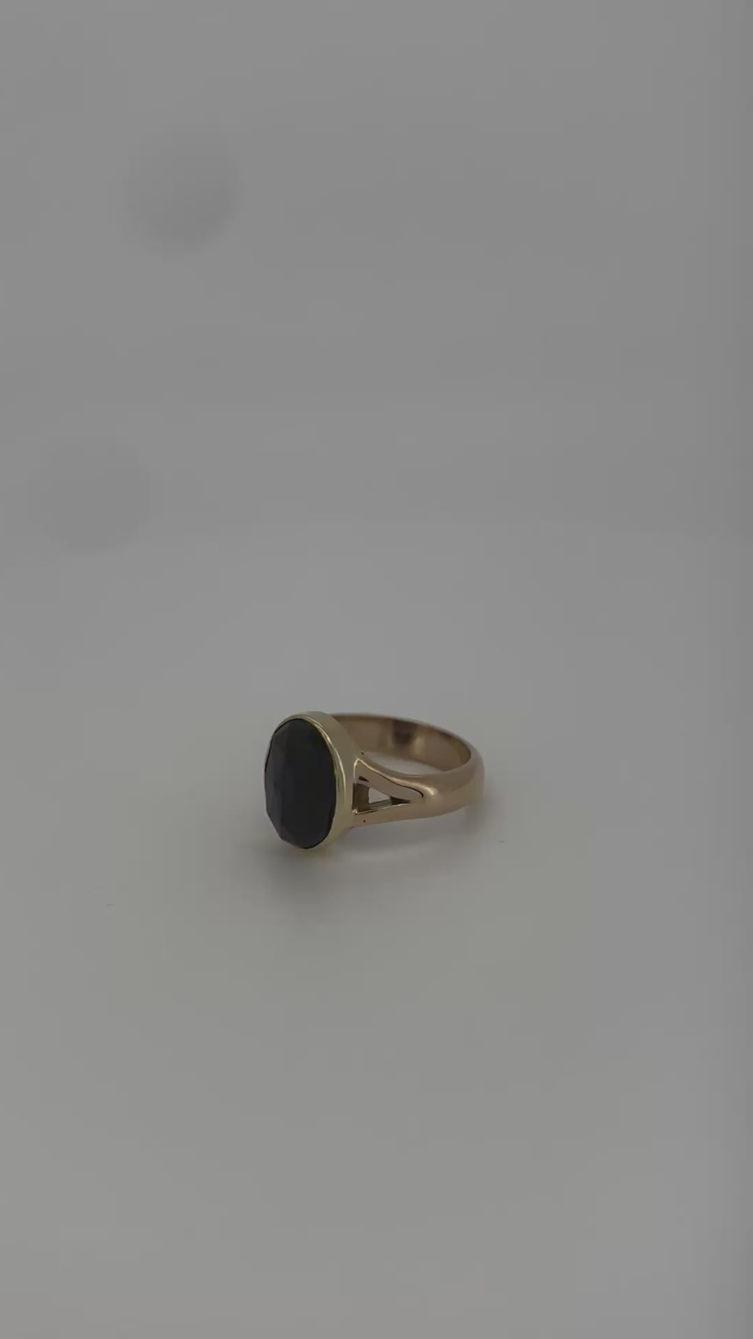 anillo vintage de oro 14k con granate ovalado 5.5gr