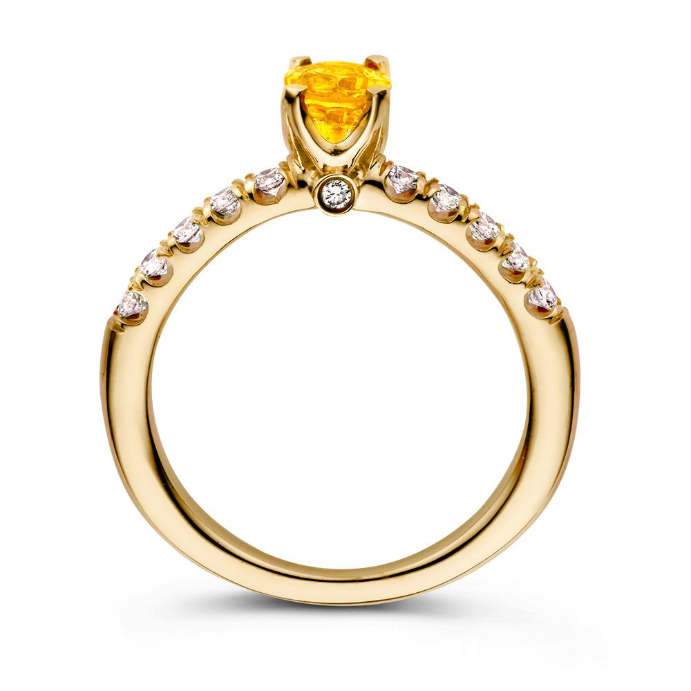 Anillo de oro amarillo de 18kt con zafiro amarillo y 0.54ct de diamantes