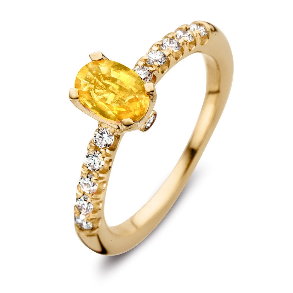 Anillo de oro amarillo de 18 quilates con zafiro amarillo ovalado y diamantes de 0.54 ct.
