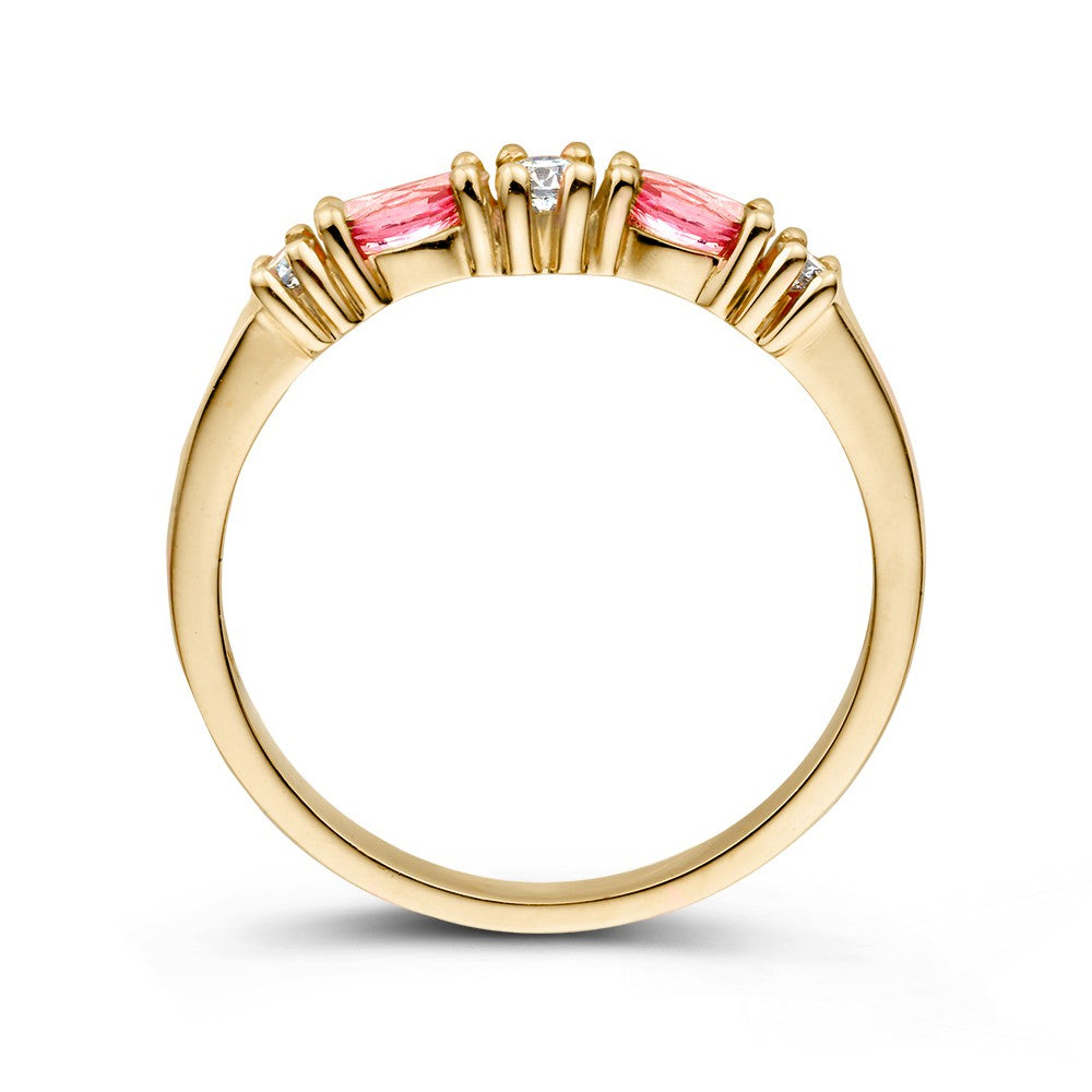 Anillo de oro amarillo de 18 quilates con tres diamantes y dos zafiros rosa tallados en marquesa