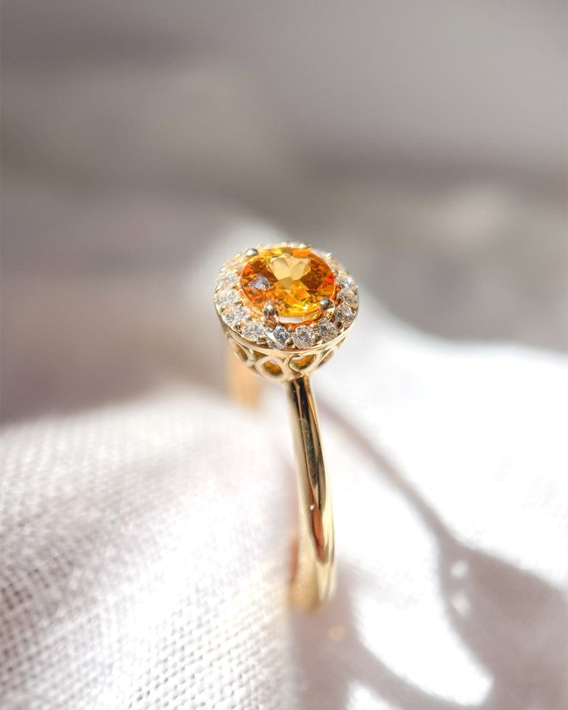 Anillo de lujo en oro amarillo de 18 quilates con zafiro naranja y diamantes de 0.11ct