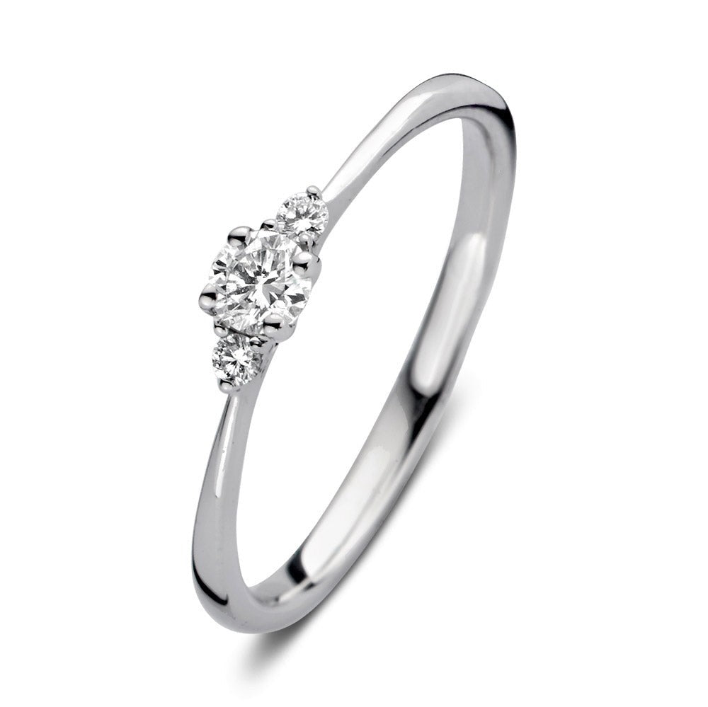 Anillo de oro blanco con diamante central de 0,20 quilates y detalles brillantes.