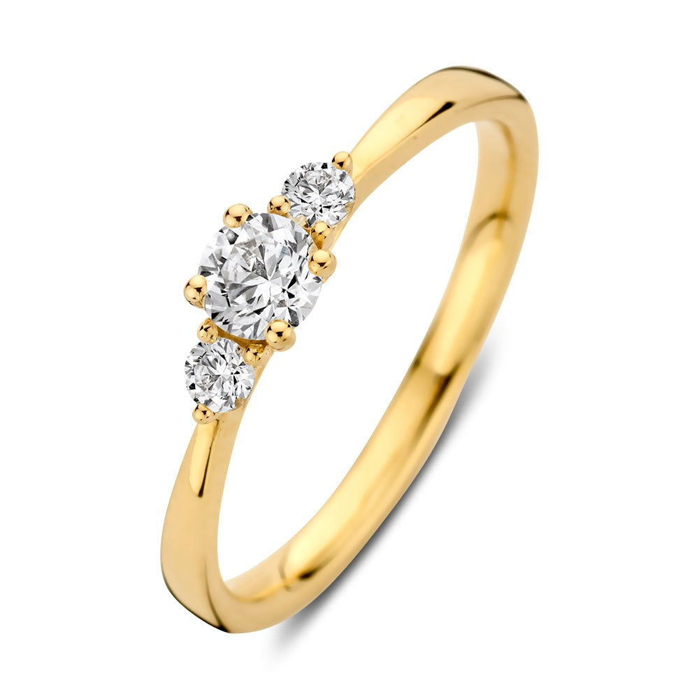 Anillo de oro amarillo con tres diamantes, uno central ovalado y dos laterales redondos.