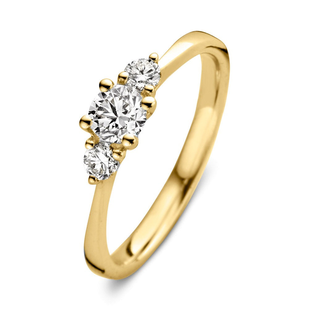 Anillo de oro amarillo con tres diamantes brillantes, el central más grande.