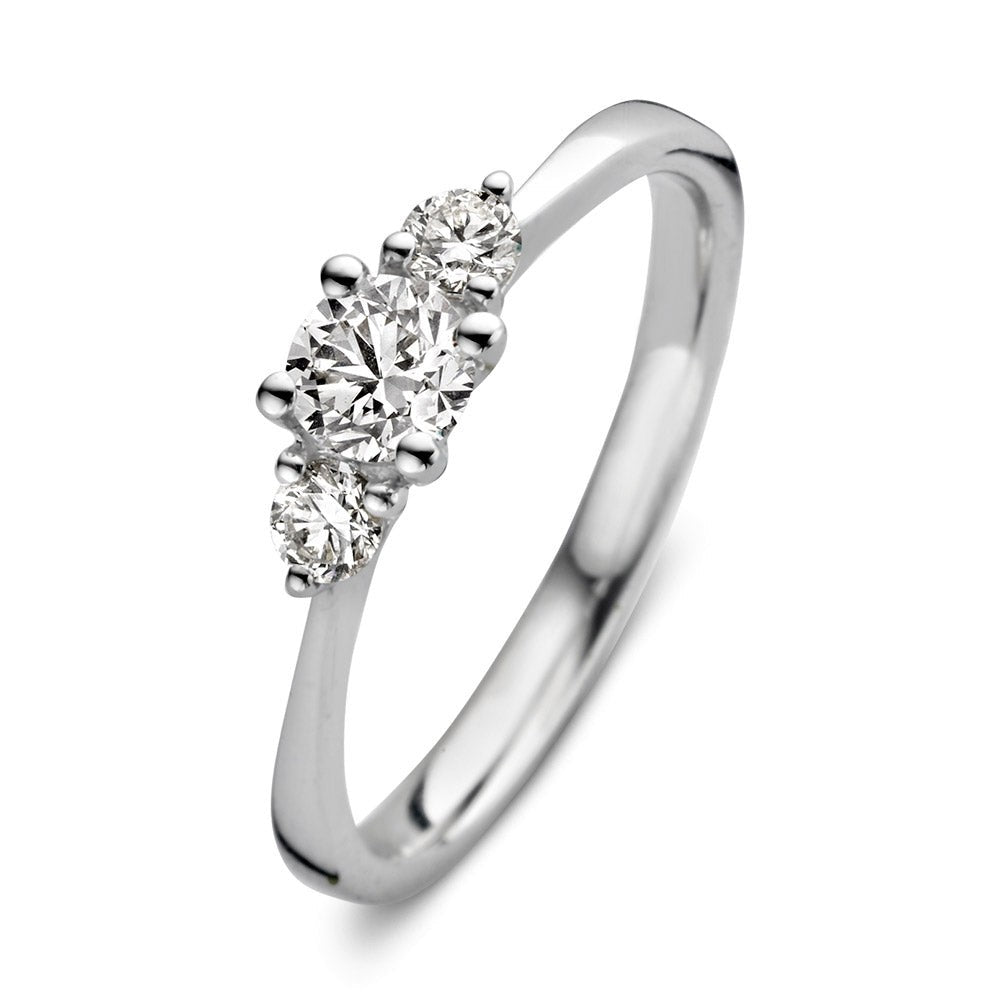 Anillo de oro blanco con tres diamantes brillantes, dos pequeños a los lados y uno central.