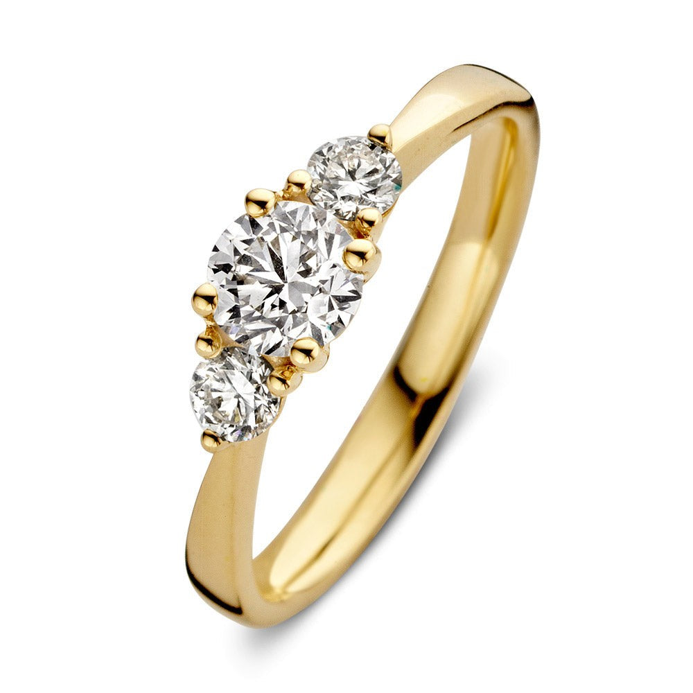 Anillo de oro amarillo con tres diamantes brillantes, uno central y dos laterales.