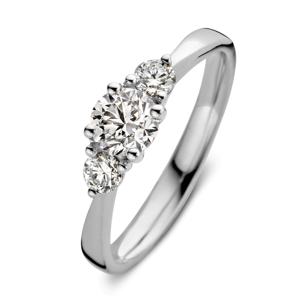 Anillo de oro blanco con tres diamantes brillantes, el central más grande.