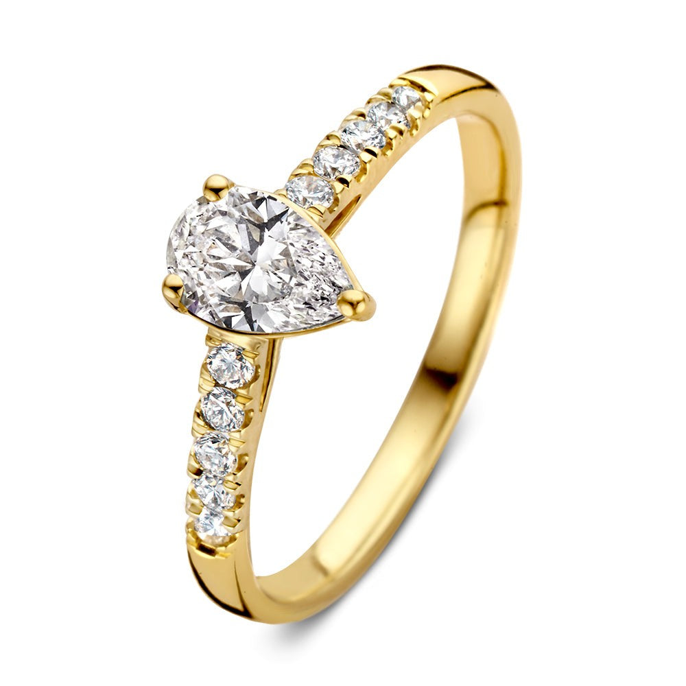 Anillo de oro amarillo con diamante en forma de pera y brillantes a los lados.