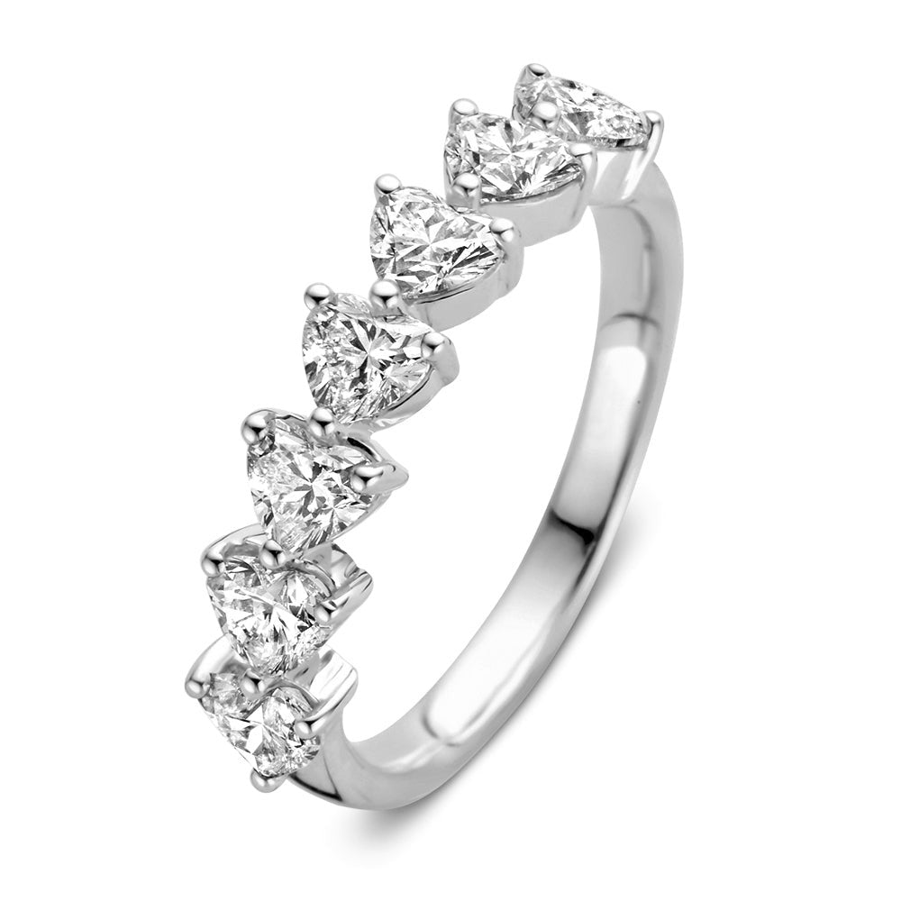 Anillo de oro blanco con seis diamantes en forma de corazón, total de 1,40 quilates.