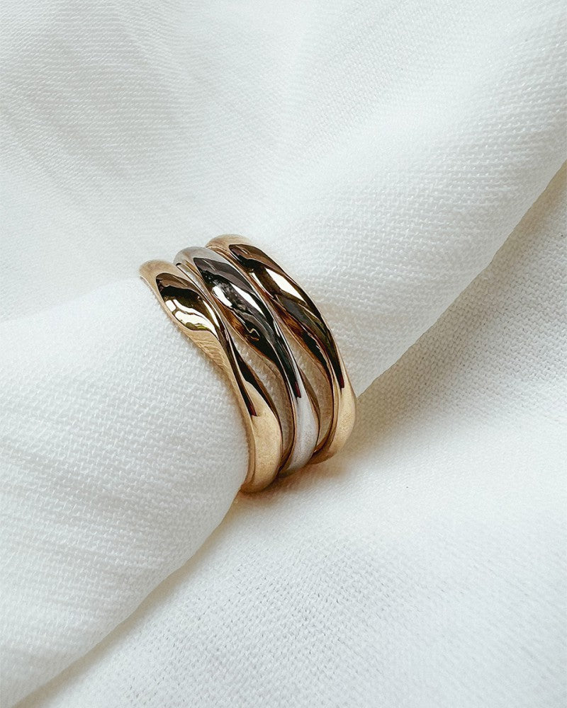 Anillo de mujer bicolor de 14 quilates en oro blanco y oro amarillo – diseño ondulado con aspecto lujoso