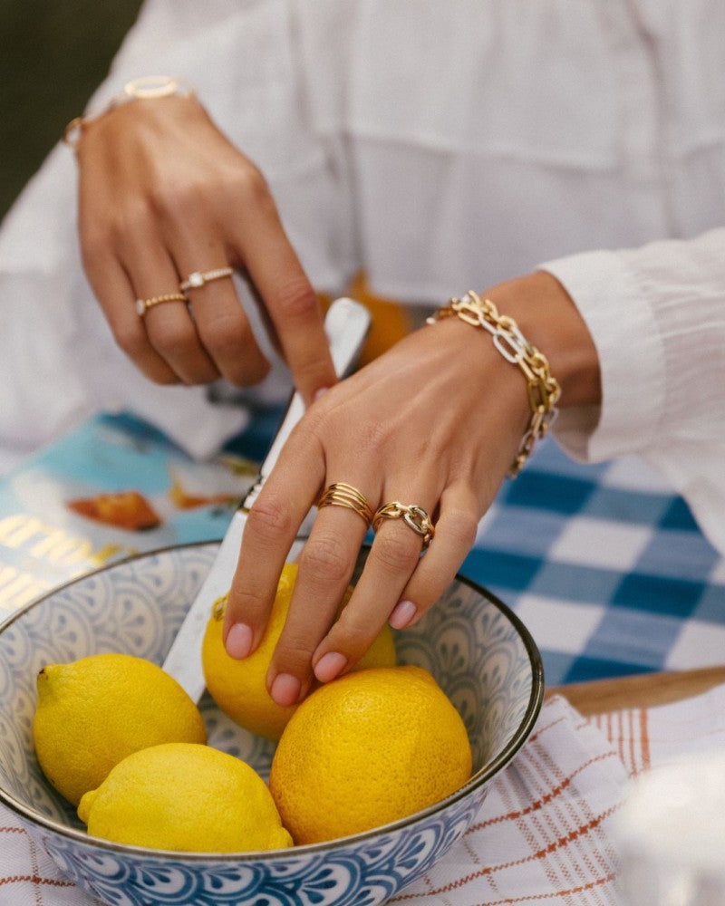Anillo de eslabones bicolor de oro blanco y oro amarillo de 14 quilates