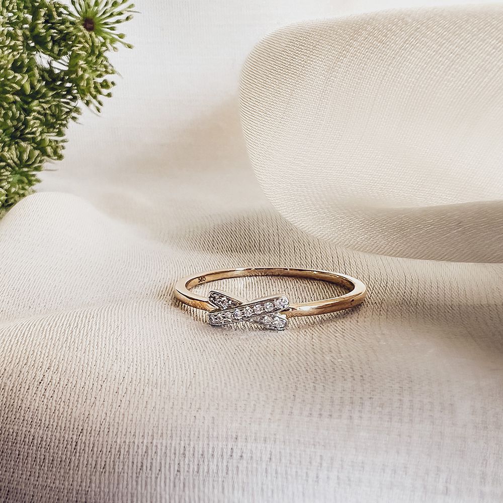 Anillo de oro bicolor de 14 quilates con diamantes diseño X