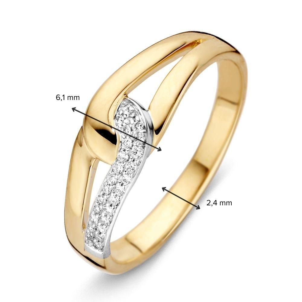 De 14 karaats bicolor gouden damesring van Excellent Jewelry heeft een asymmetrisch ontwerp met briljant geslepen diamanten. Twee zwarte pijlen geven de maten 6,1 mm en 2,4 mm op verschillende delen van de ring aan.