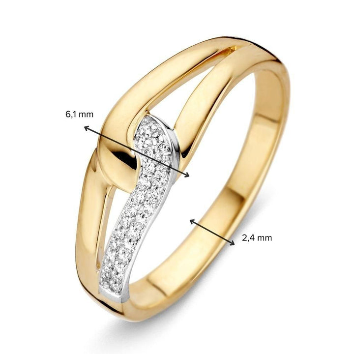 De 14 karaats bicolor gouden damesring van Excellent Jewelry heeft een asymmetrisch ontwerp met briljant geslepen diamanten. Twee zwarte pijlen geven de maten 6,1 mm en 2,4 mm op verschillende delen van de ring aan.