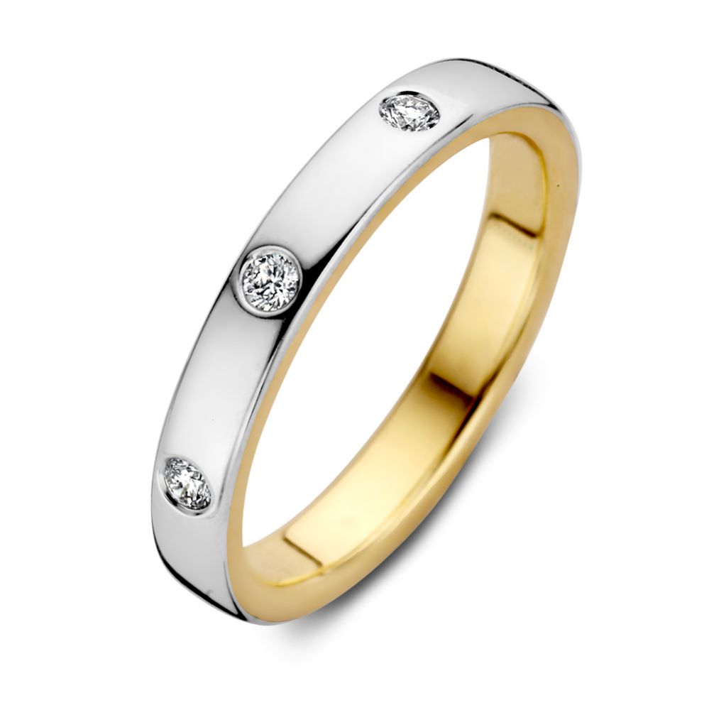 Anillo bicolor con brillantes de 0.10 crt, con acabado pulido y tres diamantes engastados.