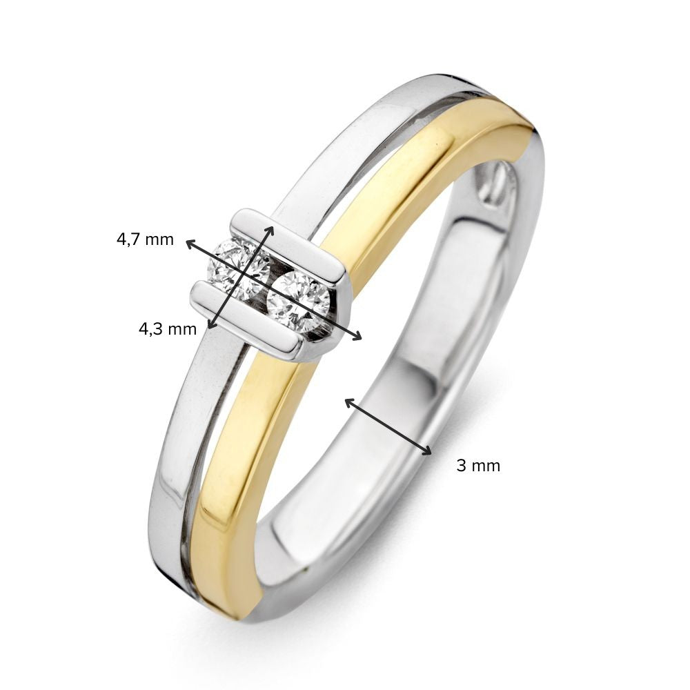De Excellent Jewelry 14-Karaat Bicolor Gouden Ring met Briljant Diamanten voor dames heeft een zilveren en gouden band met drie diamanten in een rechthoekige zetting (4,7 mm topbreedte, 4,3 mm tussen diamanten, 3 mm bandbreedte).