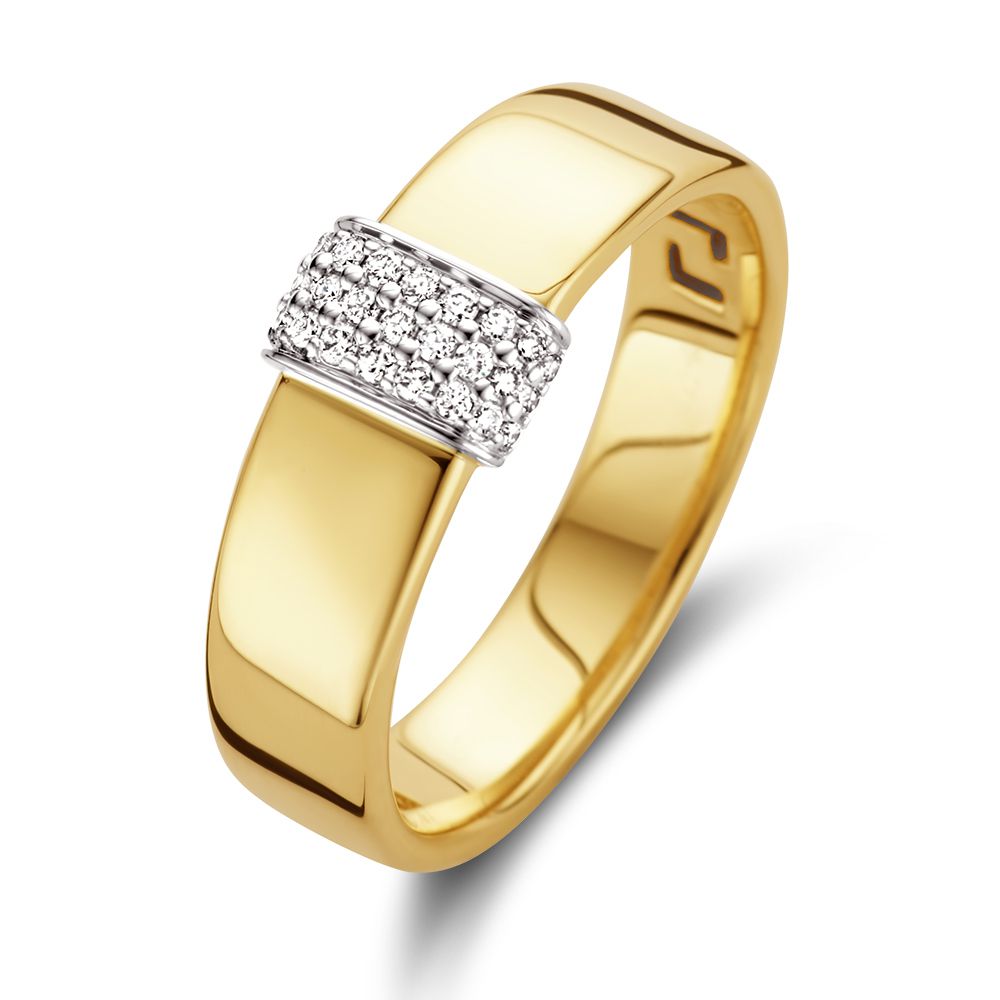 Anillo de oro amarillo de 14 quilates con un centro de diamantes brillantes.