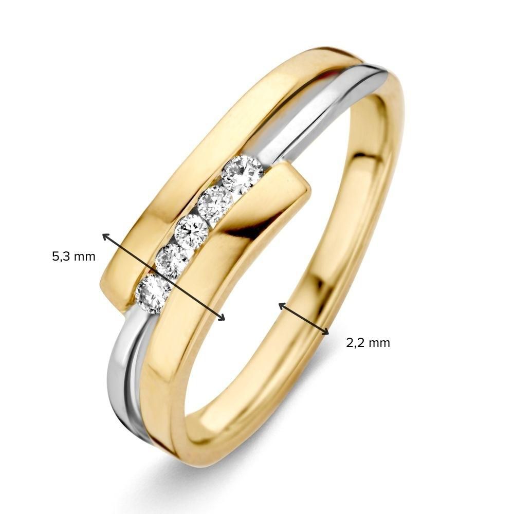 De 14-karaats bicolor gouden ring met diamanten in briljante slijpvorm van Excellent Jewelry heeft een zilveren streep, vijf diamanten op een rij en een tijdloze band van 5,3 mm boven en 2,2 mm onder.