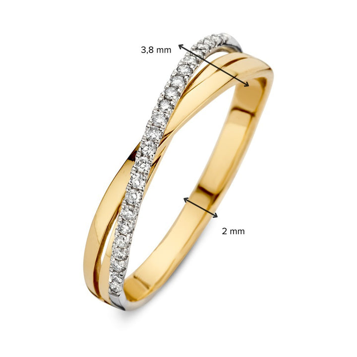 De Bicolor 14kt Gouden Crossover Ring met 0,11ct Diamanten van Excellent Jewelry heeft een gedraaid ontwerp met een rij briljant geslepen diamanten van 3,8 mm op het breedste gedeelte en 2 mm op het smalste gedeelte.