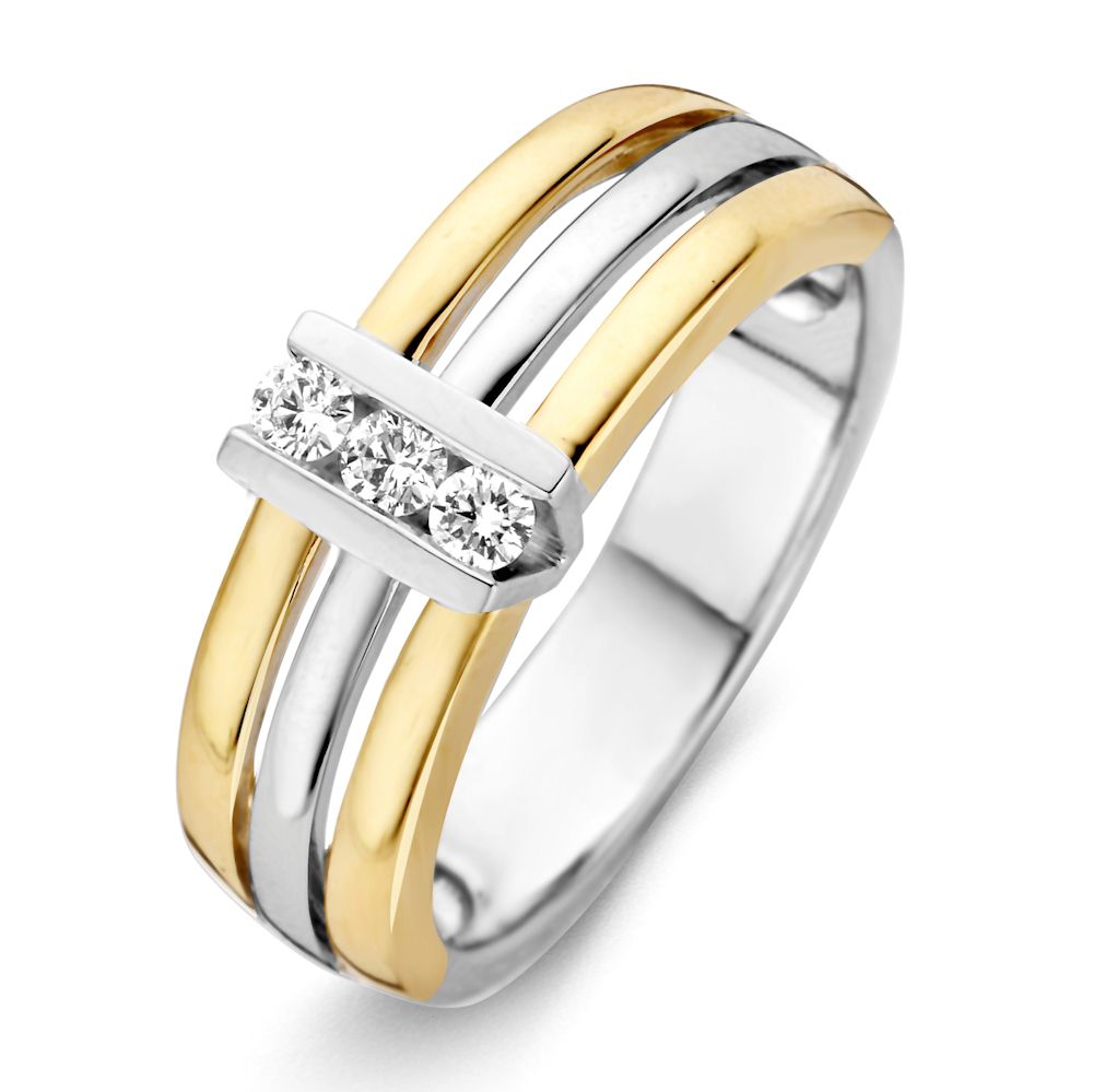 Anillo bicolor ancho de oro con tres diamantes en engaste en V de 0.15 crt.