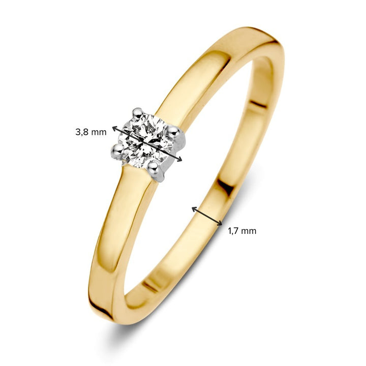 De Excellent Jewelry 14K bicolor geel- en witgouden gekruiste damesring heeft een 0,16 ct briljant diamant in een witgouden vierpoot chaton en een band van 1,7 mm breed.