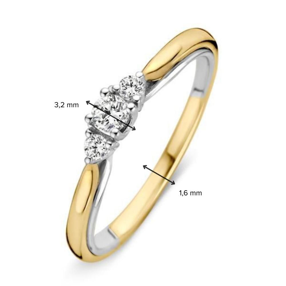 De Excellent Jewelry Bicolor Geel- en Witgouden Ring met Briljant 0.19 crt. heeft drie briljant geslepen diamanten (3.2 mm breed gezet) op een bicolor 14 karaat band van 1.6 mm breed bij de stenen.