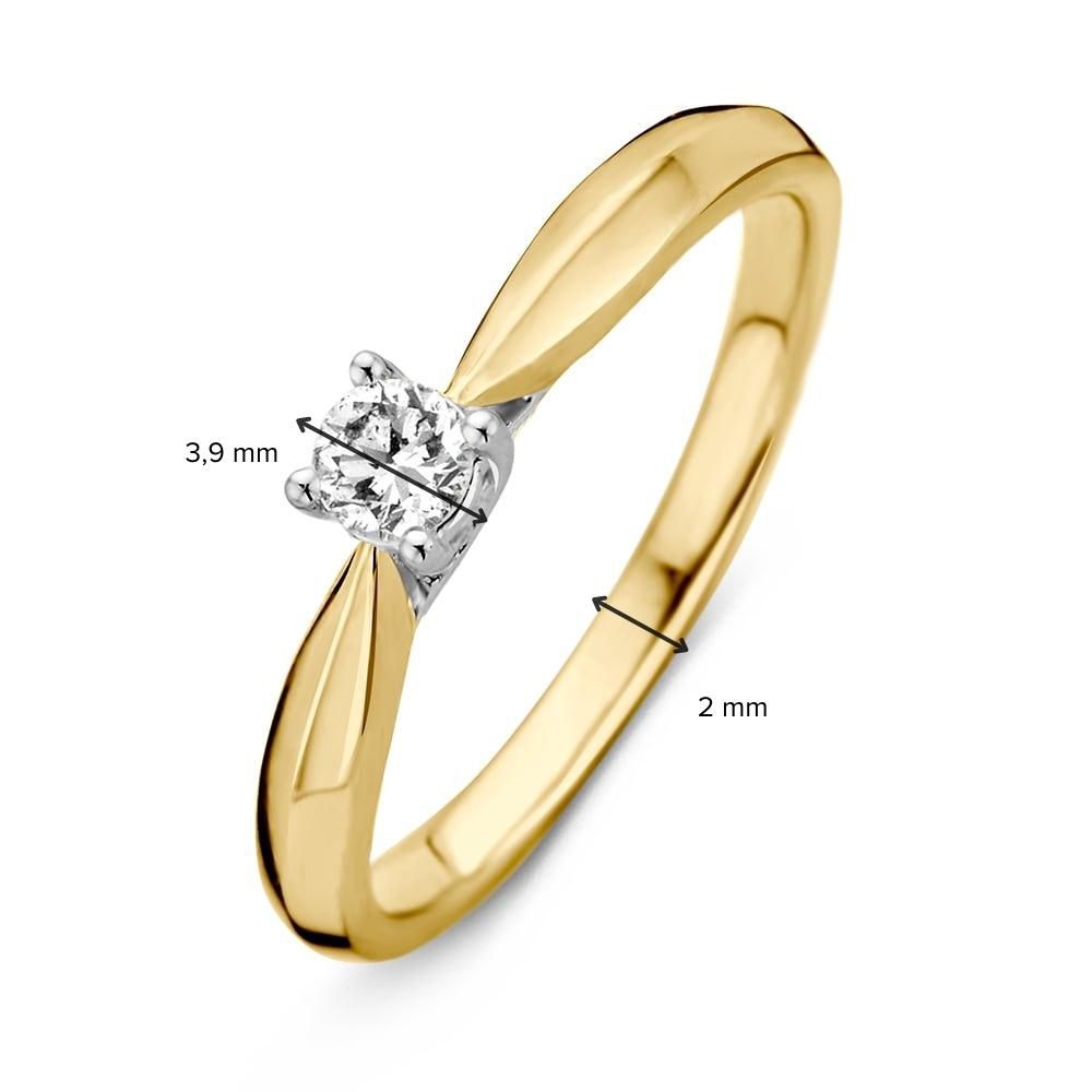 De Elegante Bicolor Gouden Ring met Briljanten 0.19 crt. van Excellent Jewelry is gemaakt van 14 karaat goud, met een 2 mm brede band en een enkele diamant in witgouden zetting van 3,9 mm.