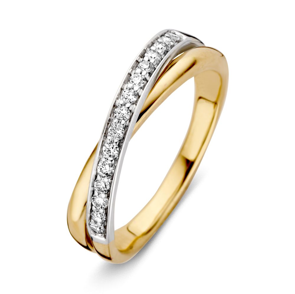 Anillo bicolor de oro blanco y amarillo con diamantes de 0.20 crt, diseño entrelazado.