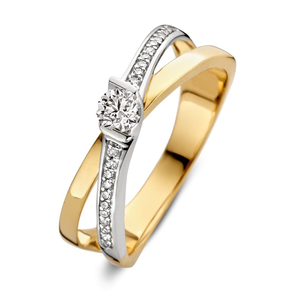 Anillo bicolor de oro amarillo y blanco con un diamante brillante de 0,22 ct y 22 pequeños diamantes.