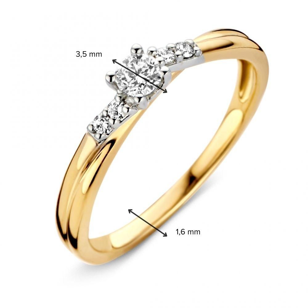 De Elegante Bicolor Damesring met Briljant Diamant van Excellent Jewelry is vervaardigd uit 14-karaat goud en heeft een 0,22 crt centrale diamant (3,5 mm) met zijstenen op een geelgouden band van slechts 1,6 mm breed.